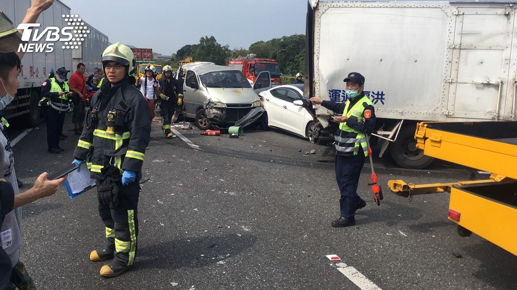 國道3號「7車連環撞」 1人命危全線封閉