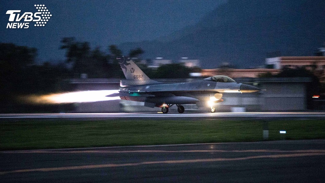 聯翔操演拂曉實施 F-16緊急升空烈焰劃破寧靜