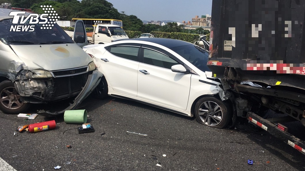圖/國道七車撞 (翻攝畫面)