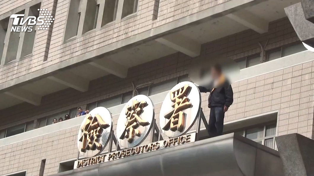 男挨告家暴 竟爬上地檢大門平台要跳樓