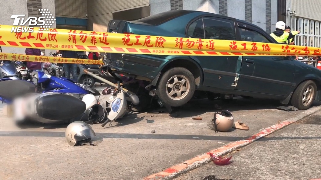 84歲翁倒車疑暴衝 30輛機車遭撞1人不治
