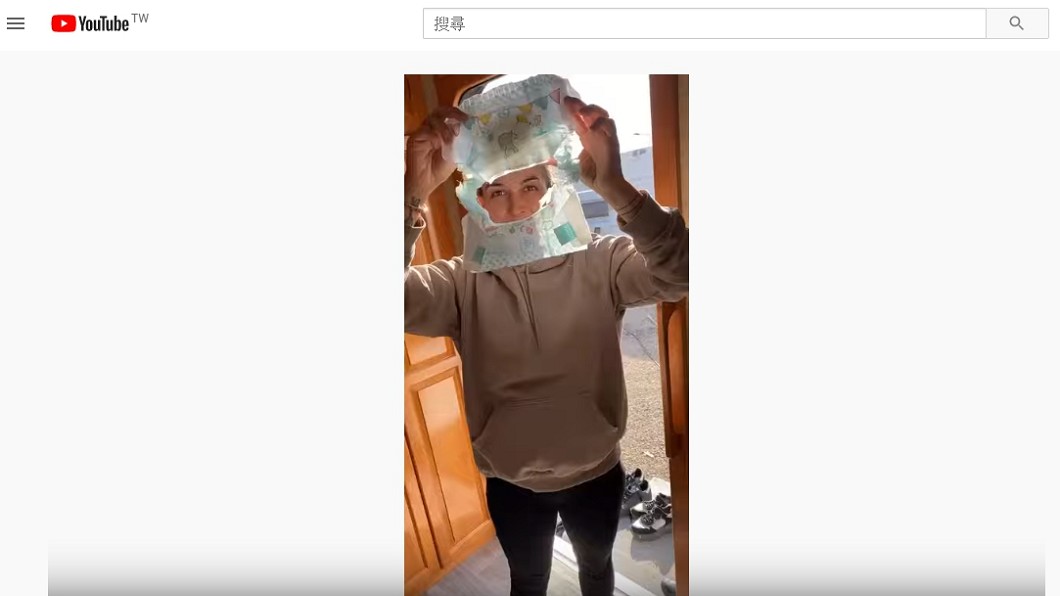 該名網友先把口罩中間剪一個洞。(圖／翻攝自YouTube)
