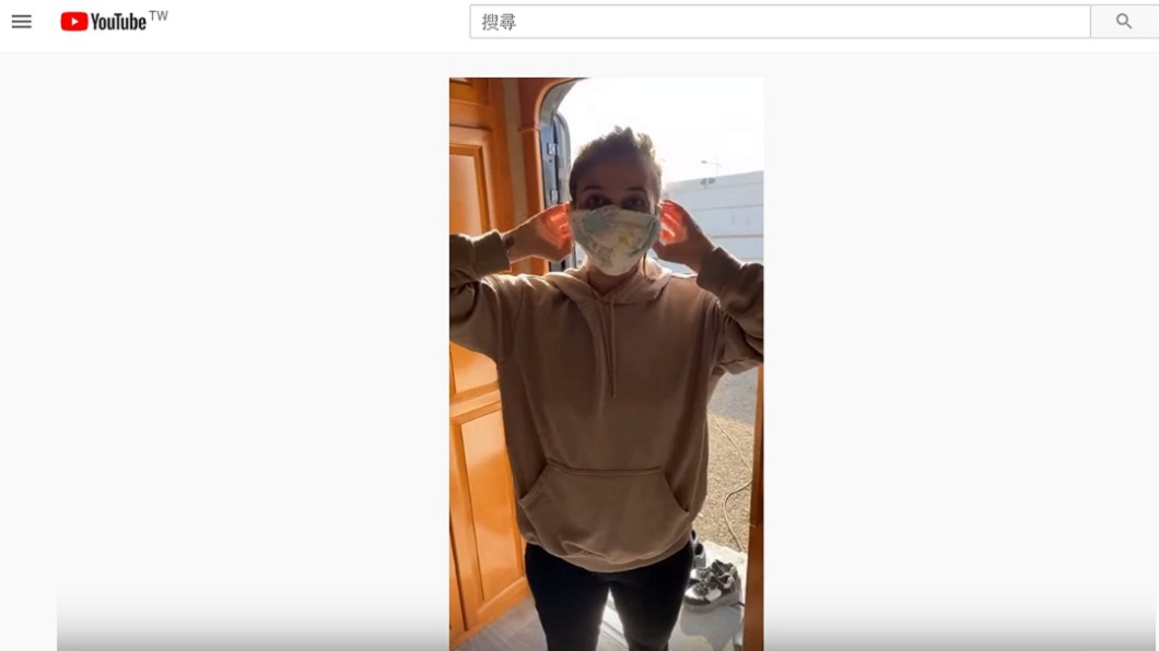 短短26秒，完全包覆口鼻的尿布口罩完成了。(圖／翻攝自TVBS)