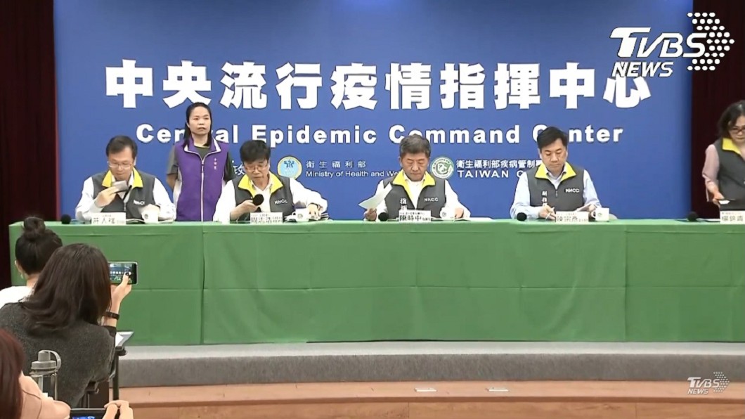 指揮中心24日記者會已變成麥克風套已變黑色。(圖/TVBS)