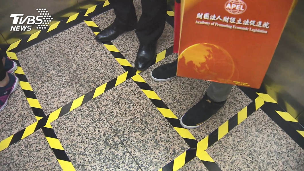 立法院防疫升級 電梯貼九宮格限制搭乘人數