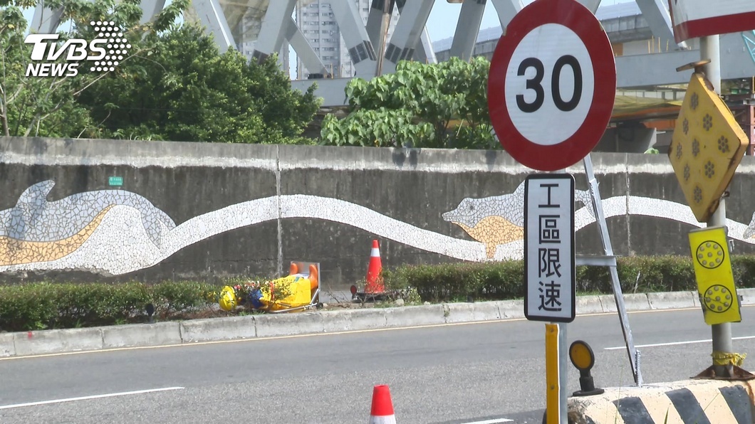 砰!新店環河路連撞 臨時護欄惹怨2傷