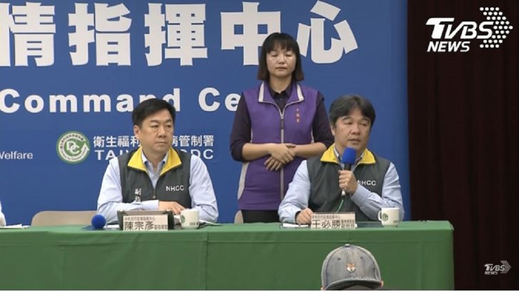 指揮中心醫療應變組副組長王必勝透露最多人抱怨「我是來隔離，不是來戒菸的」。(圖／TVBS)