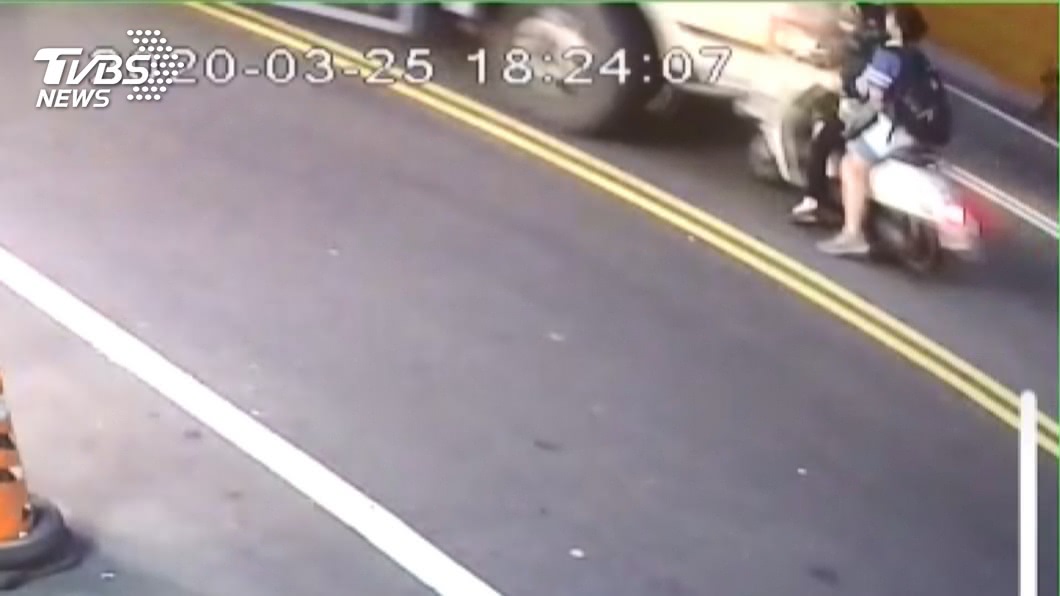 母子騎車停紅燈 遭右轉貨車撞輾1死1傷