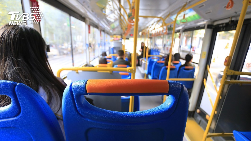 矯枉過正?2女戴口罩搭公車交談 婦傳紙條「請勿說話」