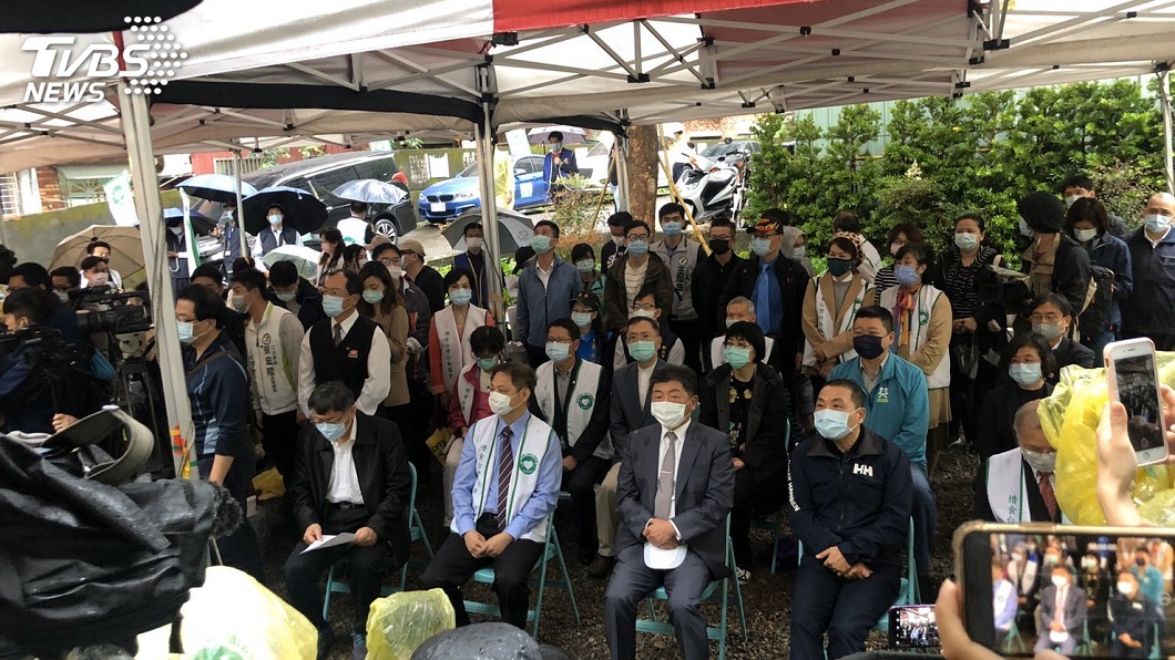 民眾黨喊換防疫指揮官後 柯文哲同台陳時中互動冷