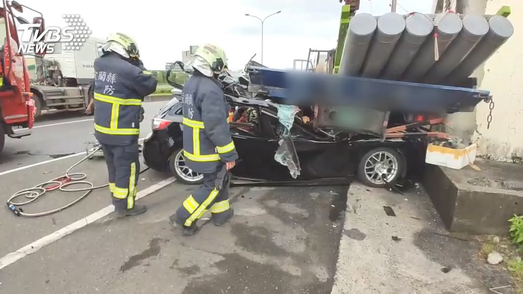 不給過!轎車遭逼車 失控撞大貨車釀2死