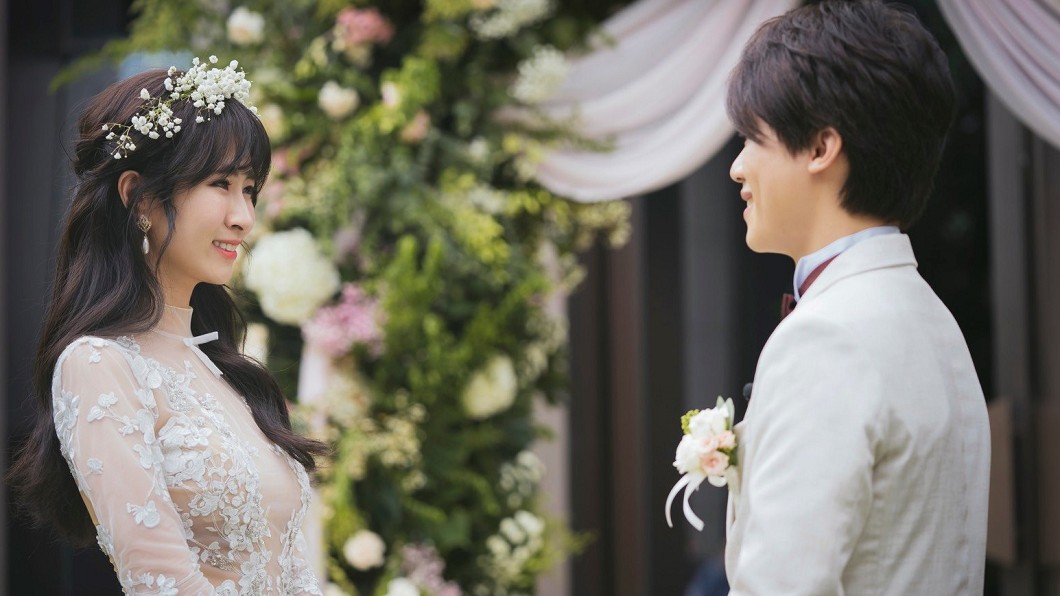 鄧福如與HowHow於2019年結婚。(圖/翻攝自HowHow臉書)