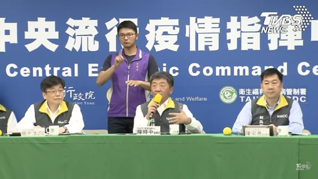 排隊人靠人增感染風險 陳時中:擬訂社交距離規範開罰