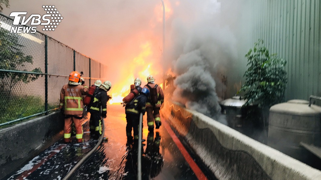 五股中油管線爆裂起火黑煙竄天際 路旁小貨車受波及