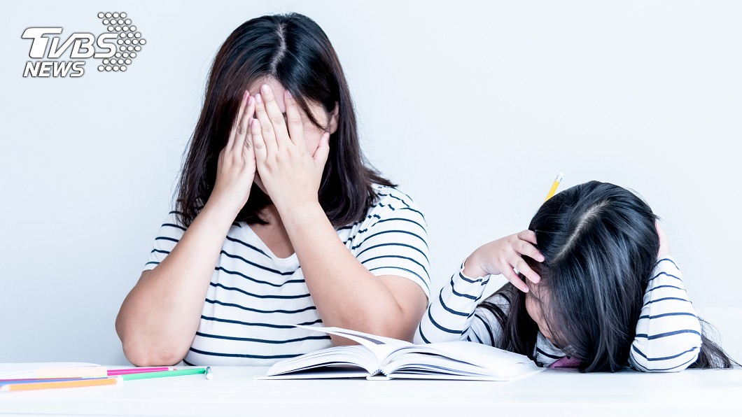停課不停學!媽媽被迫當老師 8歲兒日記曝:她很崩潰