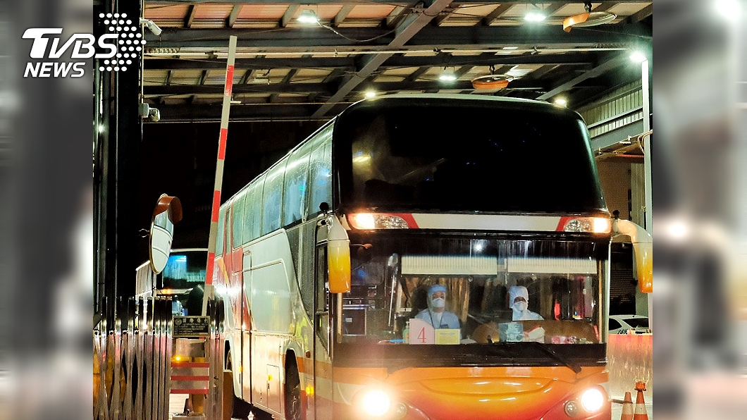 第2班湖北類包機專車抵檢疫所 乘客表情略放鬆