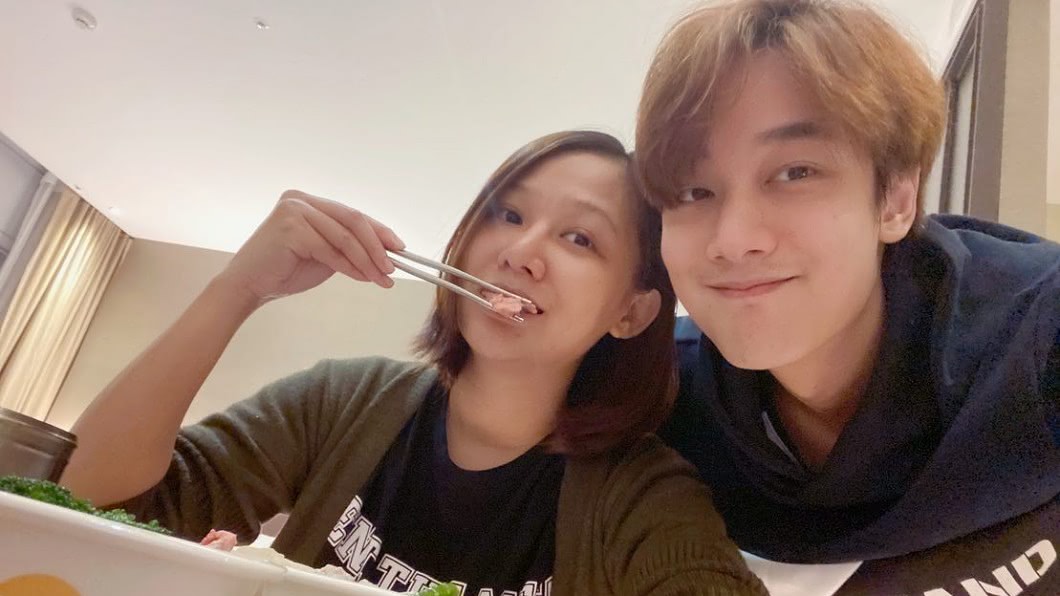 Kim認為孩子是夫妻一起生的,既然是一個家庭的成員就是同一個團隊,不能分你我。(圖/翻攝自Nico品筠&Kim京燁 【那對夫妻】臉書)