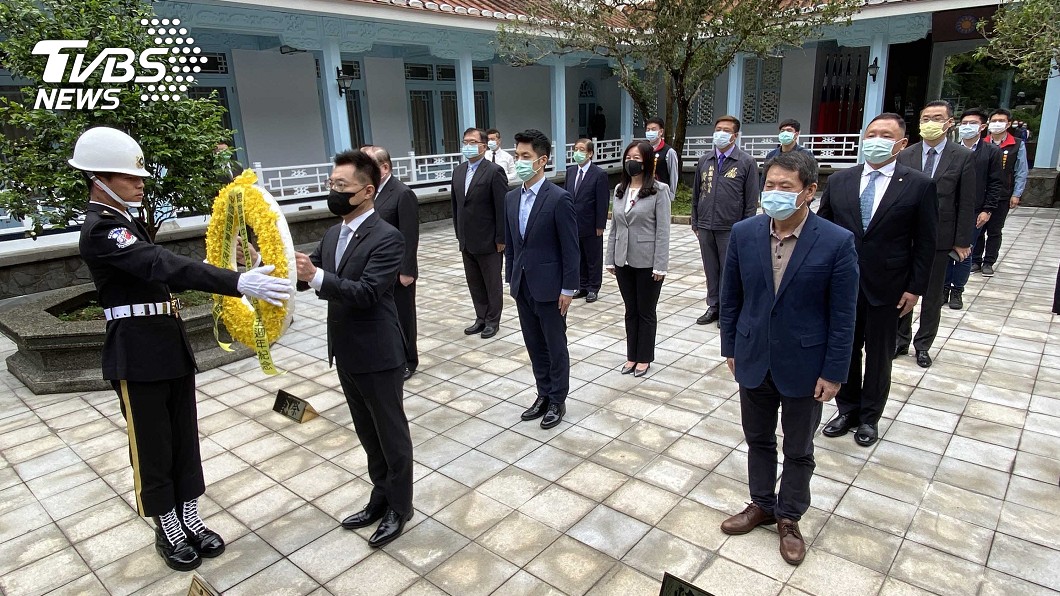 戴口罩謁陵　江啟臣：國民黨應趕快改革以符期待