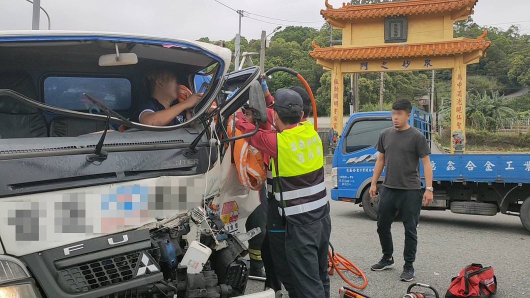 搬家公司車追撞迴轉貨車　駕駛受困稱煞車失靈
