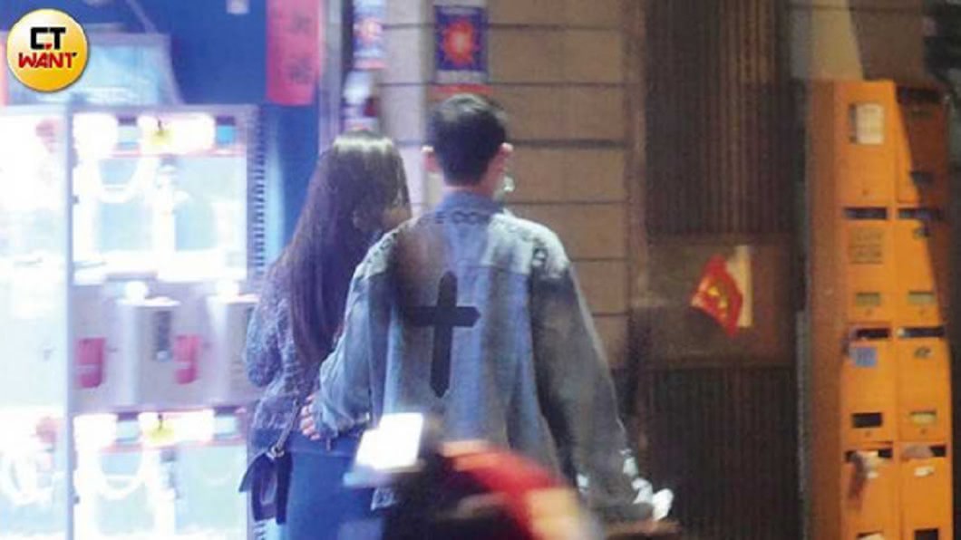 口罩男對林采緹百般呵護,深怕喝了酒的女神走路不穩。(圖/CTWANT授權使用)