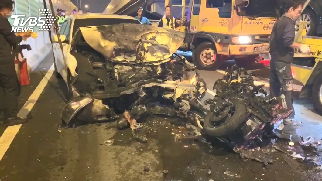 酒駕肇事追撞四轎車　重機當場起火燃燒！