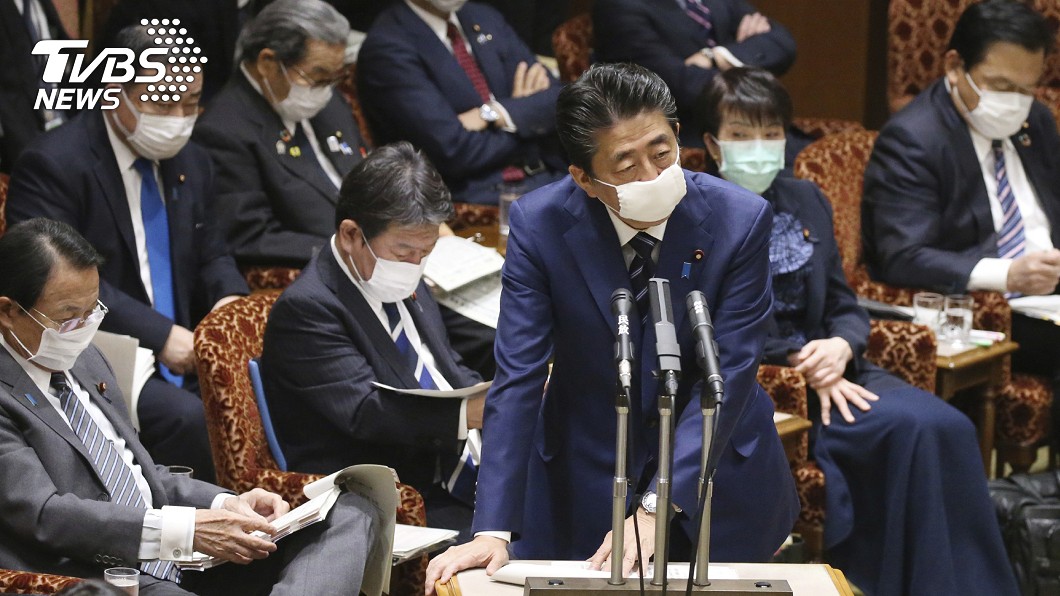 日本疫情延燒 安倍晉三率閣員戴口罩備詢