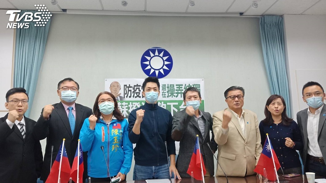藍委要蘇揆下台! 陳玉珍秀身分證:我是中華民國立委