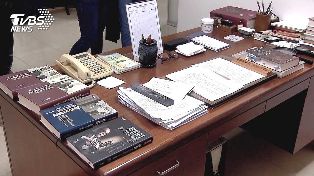 揭秘郝柏村書房 擺滿反共書籍、全家福照