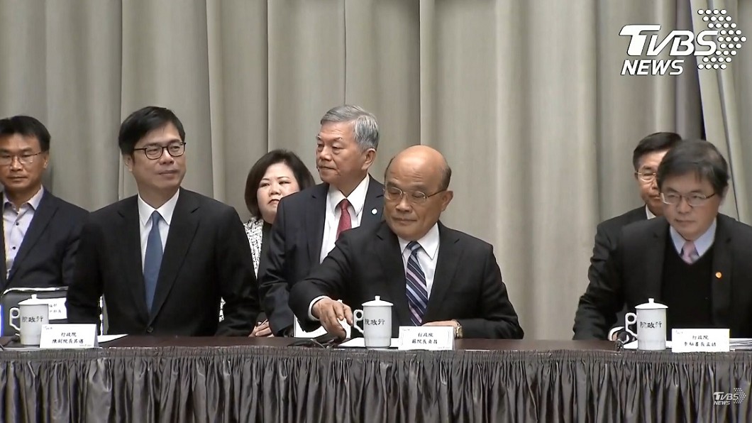 說好的社交距離?蘇貞昌率13閣員被抓包「口罩也沒戴」