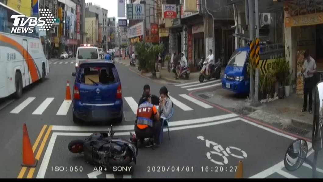 彈飛!機車撞轎車 女騎士撞破玻璃遭割頸