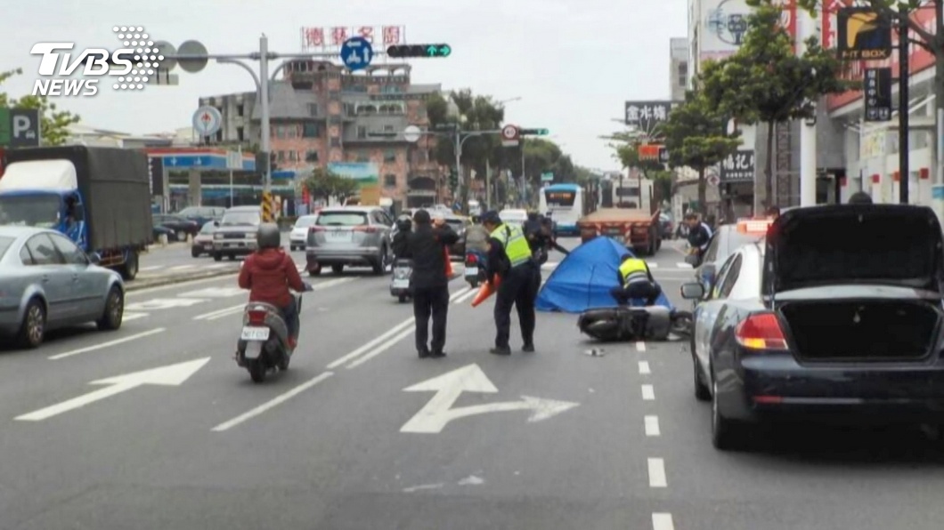 機車疑閃違停車 擦撞聯結車乘客遭輾斃