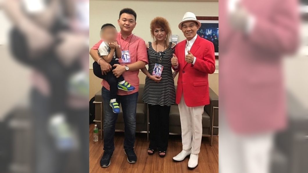 陳雷(右)最近常去兒子(左)家陪孫子玩。(圖/翻攝自臉書)