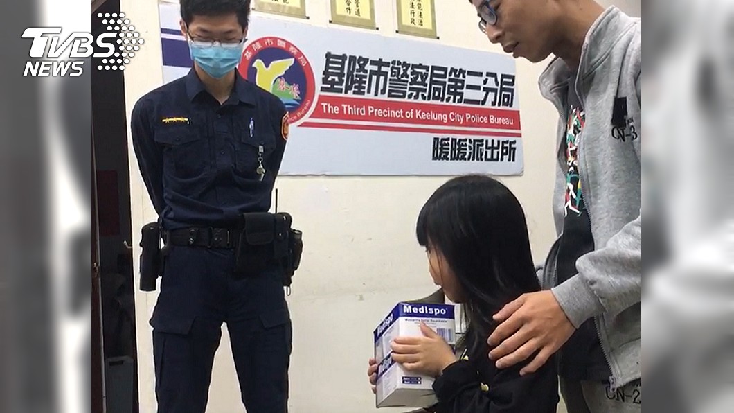拉爸爸手赴派出所 8歲女童奶音贈口罩:警察叔叔辛苦了