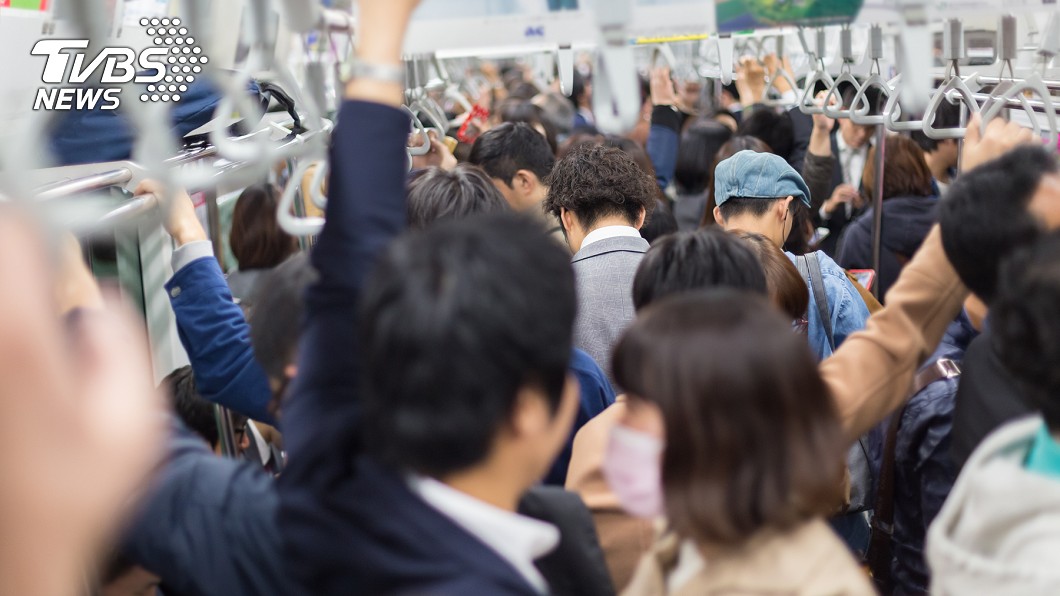 疫情期間「東京地鐵仍擠爆」　日人：我們是工作的奴隸