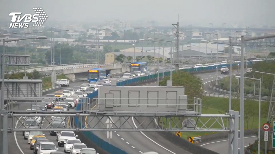 高速公路局表示21日暫停實施國5北上高乘載。（圖／TVBS）