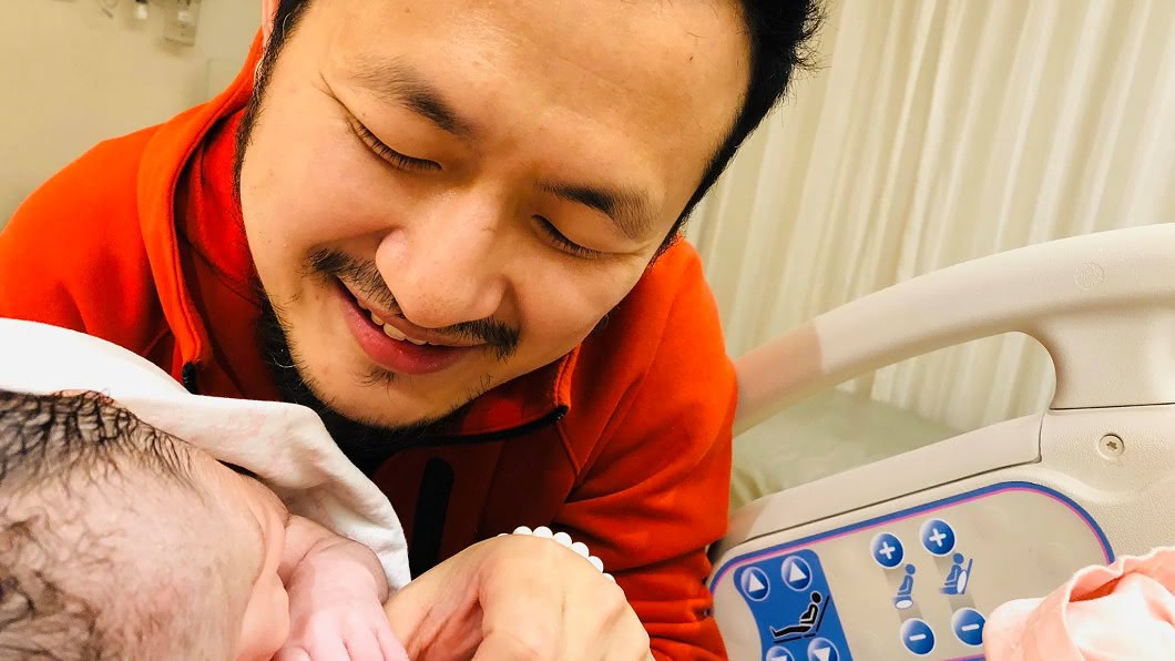 九把刀將愛女小名取為魯拉拉。(圖/翻攝自九把刀臉書)