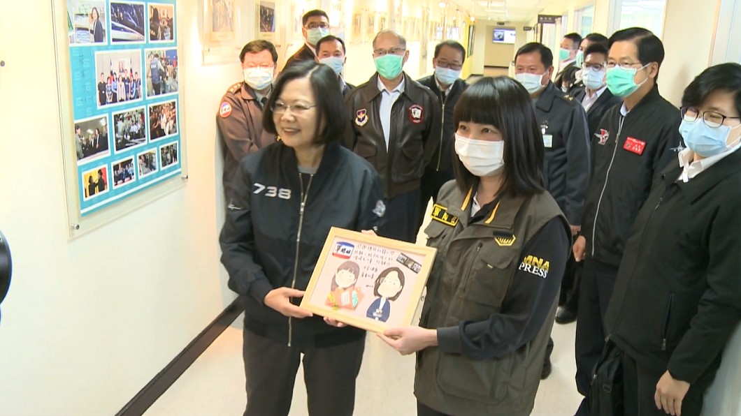 可以站了！總統軍聞社探視黑鷹事故女記者
