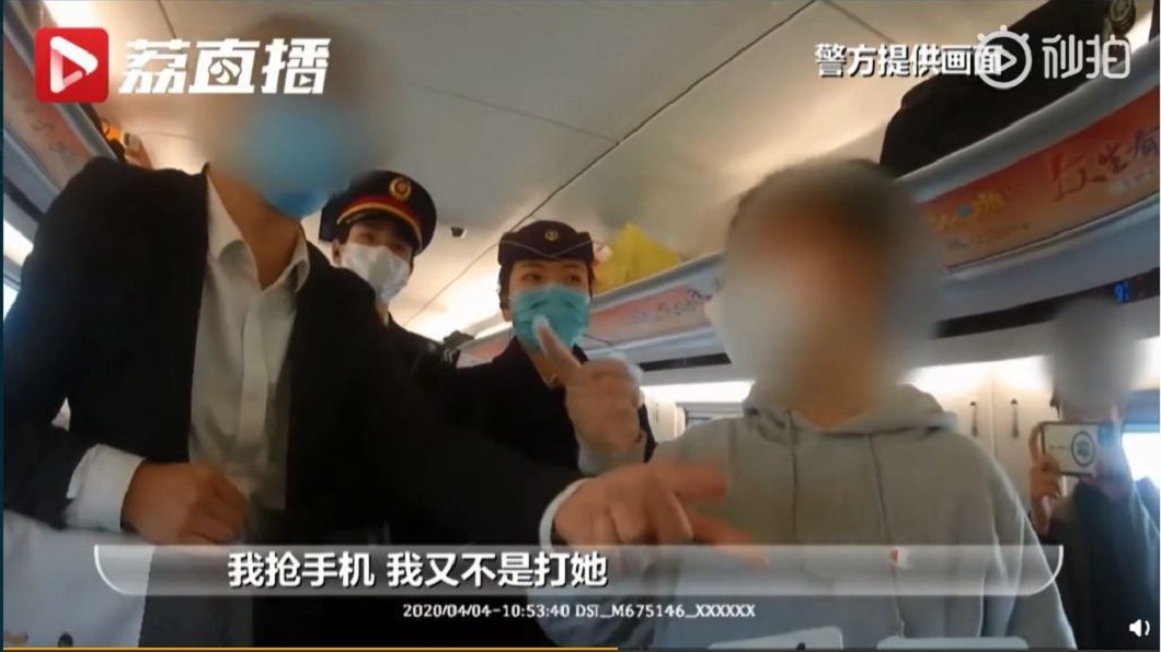 當時車廂內有2名嫩妹摘下口罩吃便當,1名男子勸阻不成,雙方爆發肢體衝突。(圖/翻攝自微博)