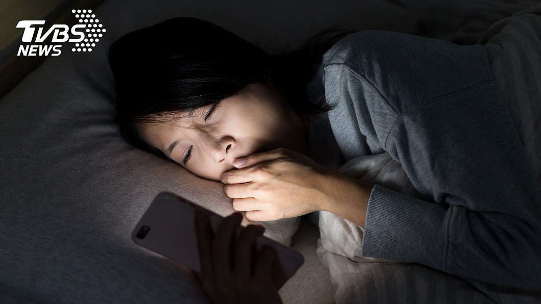 好累卻捨不得睡?疲累壞習慣 醫曝「主動失眠」原因