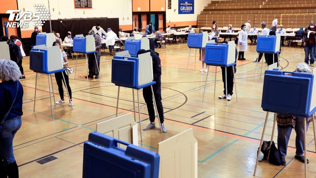 疫情高峰辦初選 威州人要在義務與健康間二擇一