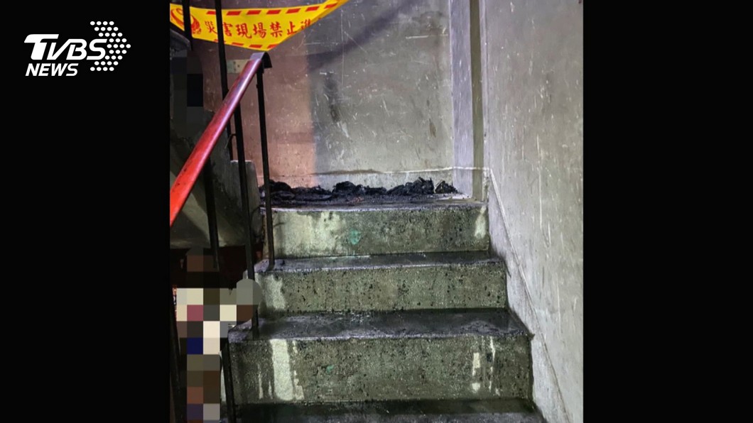 不滿遭女友趕出門！　公寓樓梯間縱火燒衣