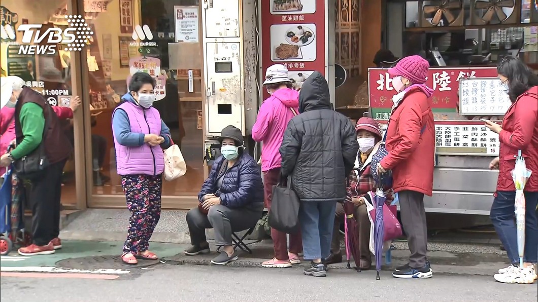 成人9片口罩首日!藥局僅配200份 民怨撲空