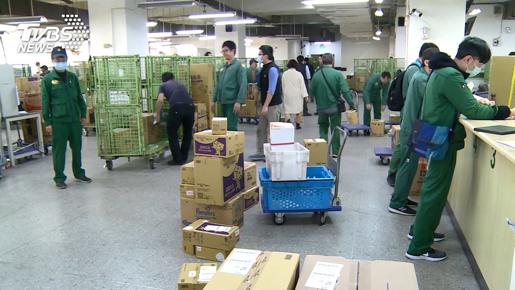 口罩寄海外首日上路　民眾搶快卻未申請許可卡關