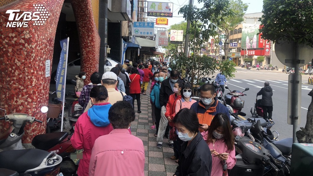 口罩新制今上路 藥局排隊人龍盼增配售額度