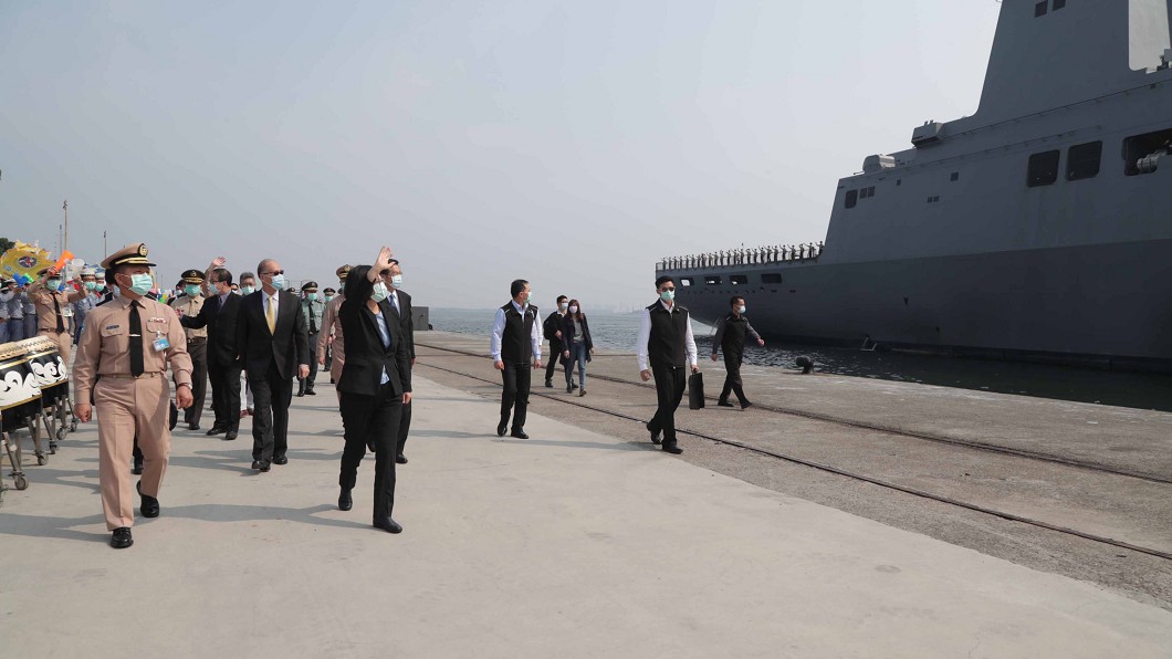 海軍敦睦支隊提前返國　蔡總統岸上揮手打氣