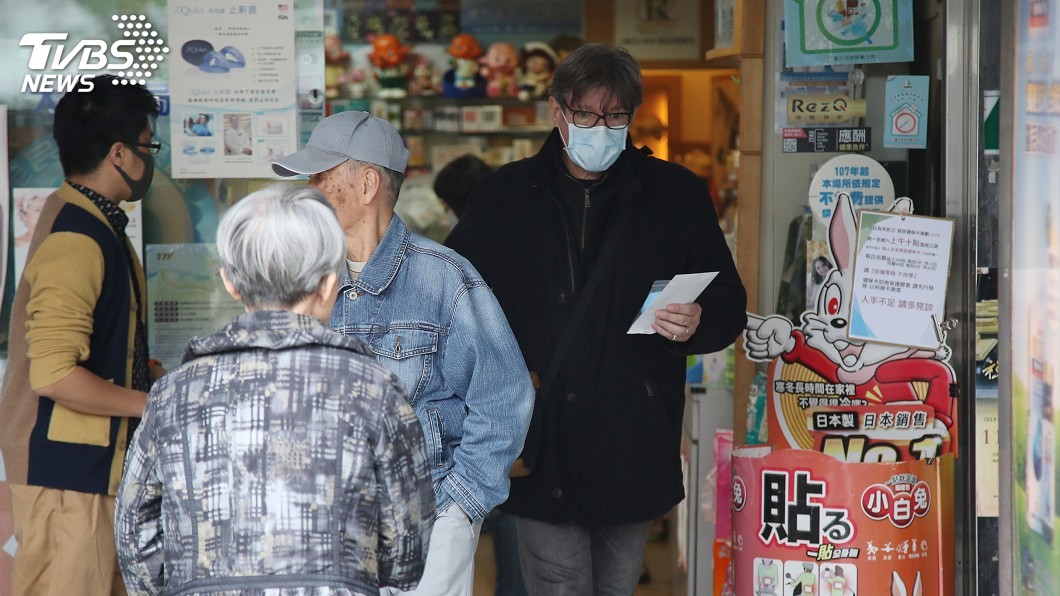 各地藥局湧現排口罩人潮 陳時中籲等幾天再買