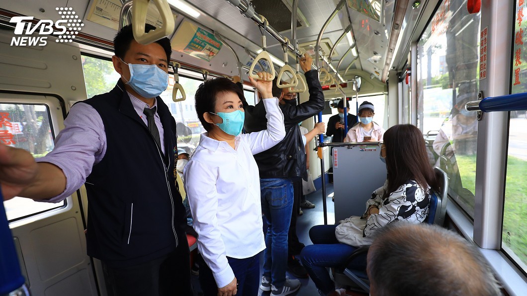 搭大眾運輸要戴口罩　盧秀燕上公車宣導
