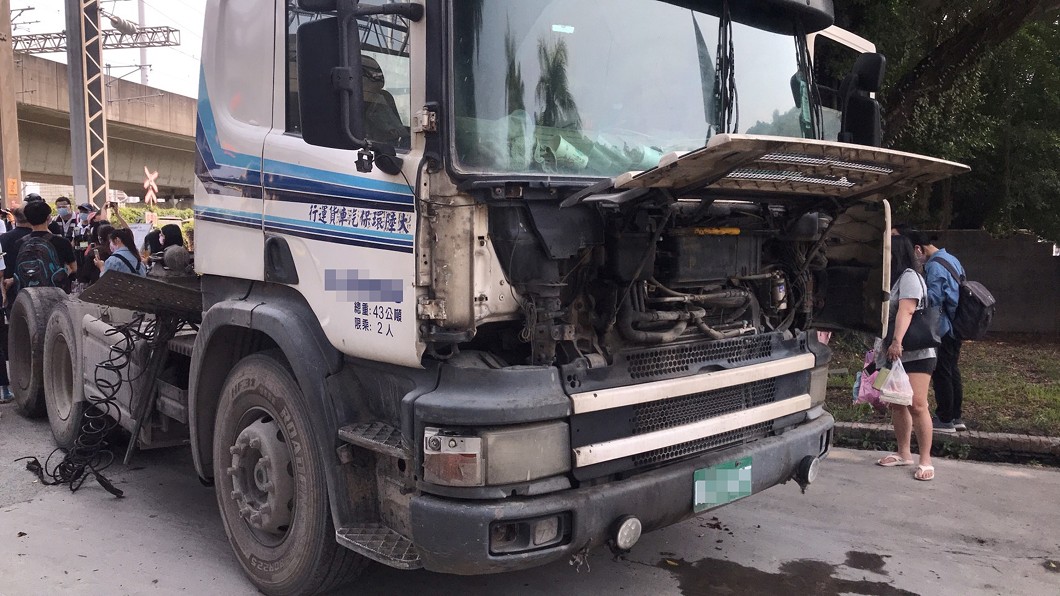 聯結車卡平交道　台鐵區間車4人輕傷送醫