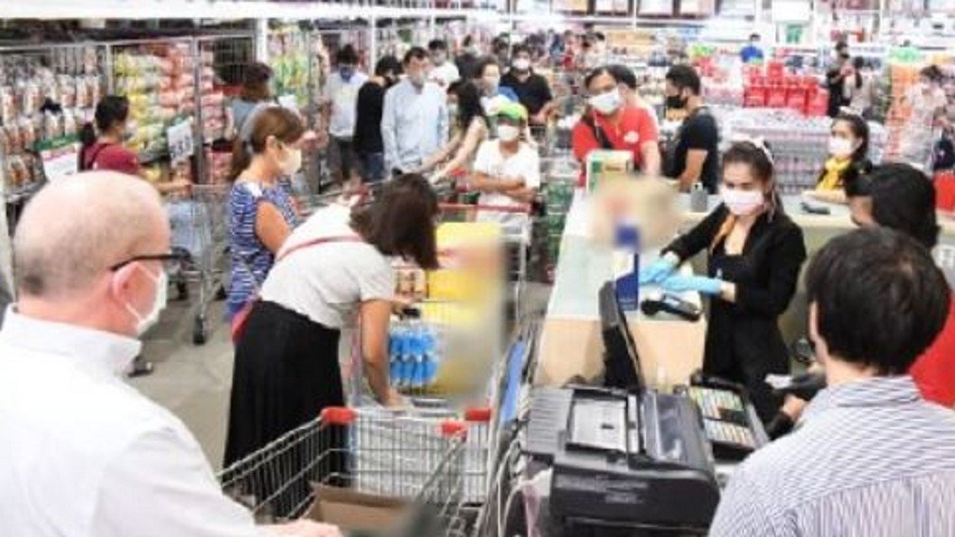 防群聚感染 泰禁酒10天民眾湧商場搶購
