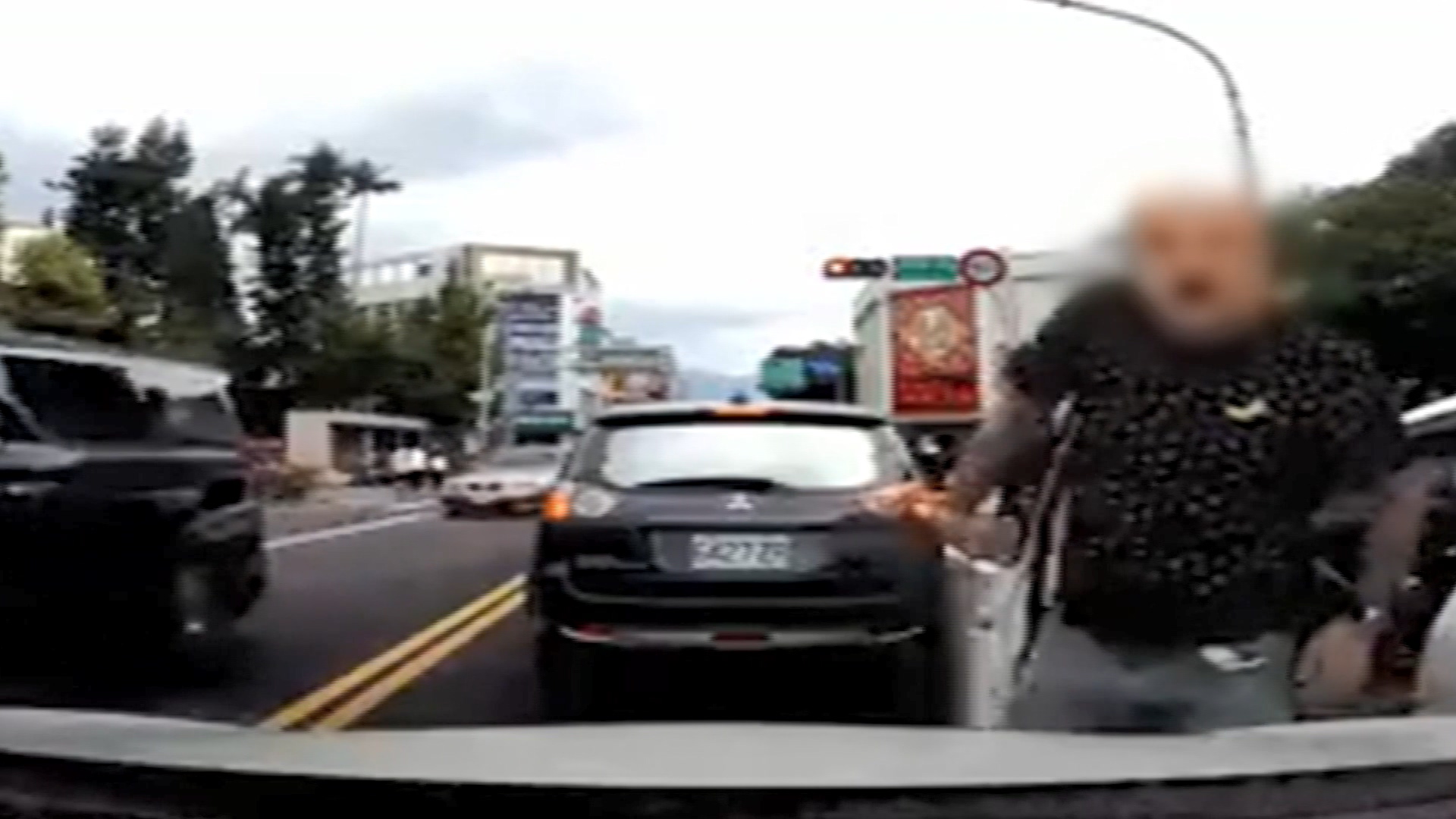 你叭什麼!不滿遭後車催促 男攔車槌引擎蓋